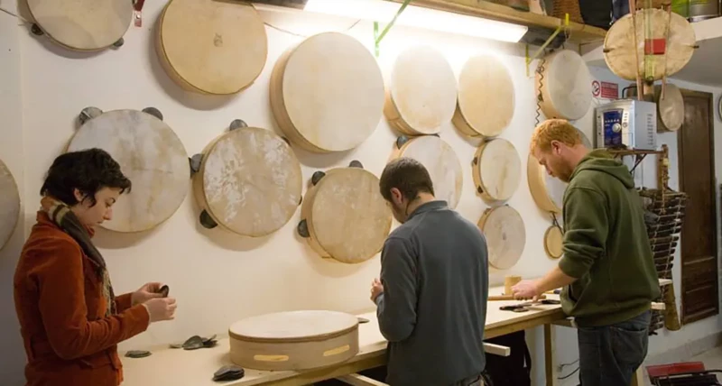 creazione di uno strumento simbolo della Sicilia: il tamburello siciliano.