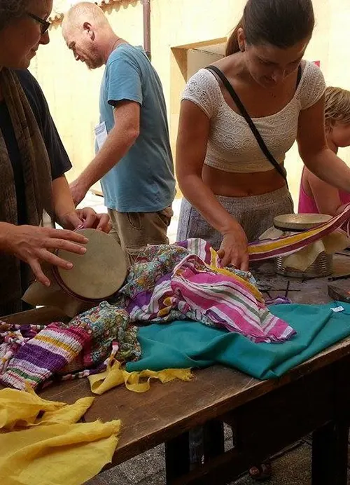 Laboratorio dedicato alla sostenibilità, trasforma gli oggetti in strumenti musicali.
