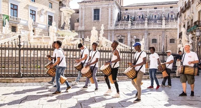 ritmi e forza comunicativa percussioni west africa con santo vitale